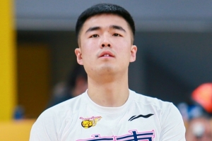 媒体人：张文逸留广东因成长空间 杜锋骂归骂&amp;一直都愿给纠错机会