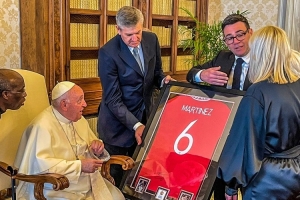 外媒报道教皇方济各与曼联交集：调侃曼联球迷、获赠利马签名球衣