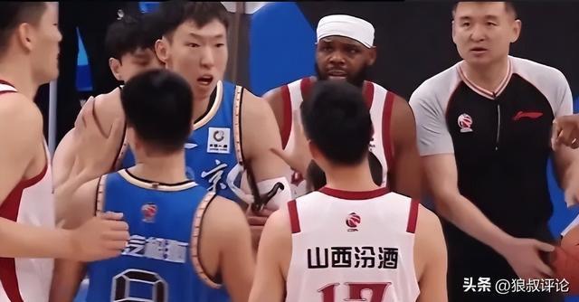 问鼎娱乐下载-北京主场不敌山西近4战3败引热议！周琦伤退转折点 翟晓川燃尽一战