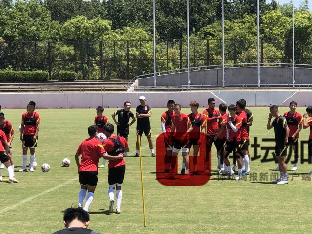 问鼎网页版-国足恢复训练轻松愉快 输球组接受赢球组“拳头”