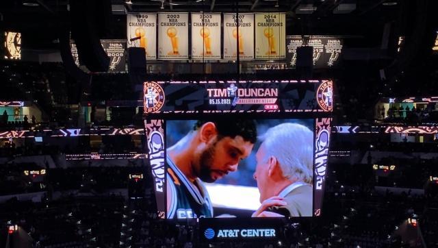 问鼎娱乐下载-名人堂球衣揭幕仪式 忘掉比赛今夜只有邓肯是主角