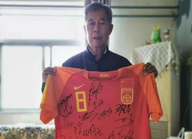 问鼎下载-李铁邀请患病老球迷观看比赛 并赠送国足签名球衣